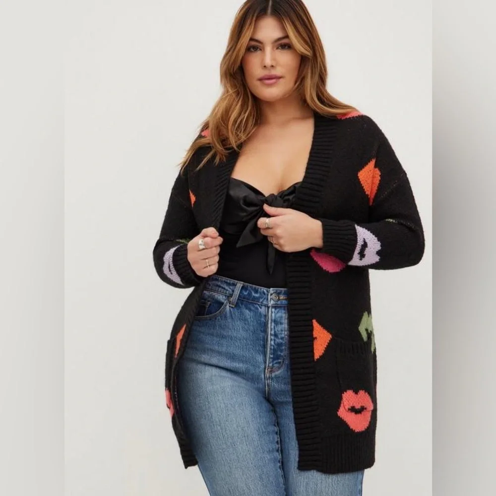 NWT Torrid Sz 4X Lip Print Cardigan Sweater Black Knit Open Front